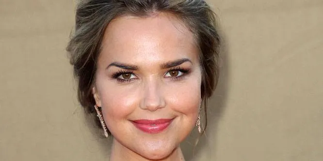 Arielle Kebbel Age, Birthday, Birthplace, Bio, Zodiac &  Family