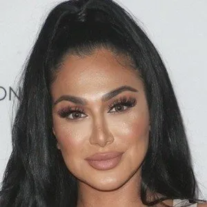 Huda Kattan Age, Birthday, Birthplace, Bio, Zodiac &  Family