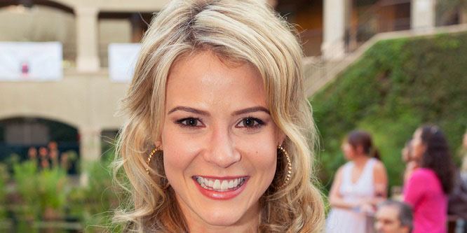 Linsey Godfrey Age, Birthday, Birthplace, Bio, Zodiac &  Family